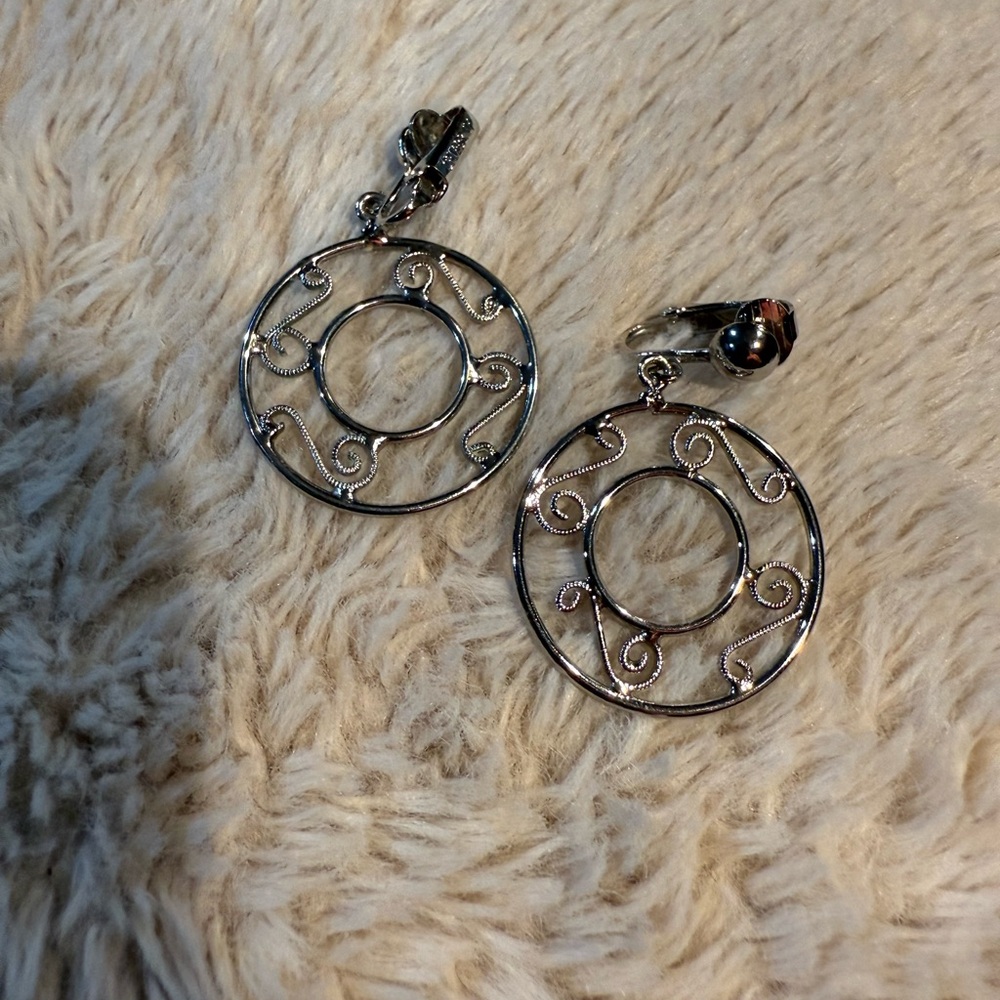 Vintage Signed‎ Celebrity Silver Tone Metal Round Disc Drop Clip On Earrings